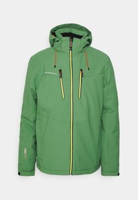 Giacca a vento verde isolata con cappuccio, dotata di tasche verticali zippate gialle e nere e cordini rossi, progettata per l'abbigliamento da alpinismo.