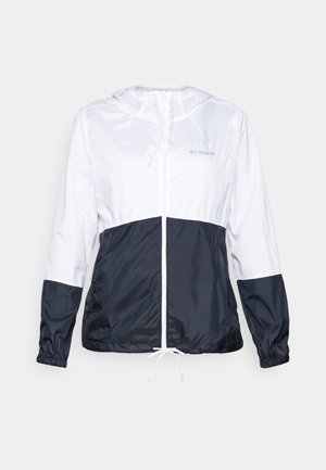 Lahka jakna s kapuco v beli in mornarsko modri barvi, z zadrgo spredaj, vrvico na dnu in elastičnimi manšetami; gladka, sijoča tekstura materiala.