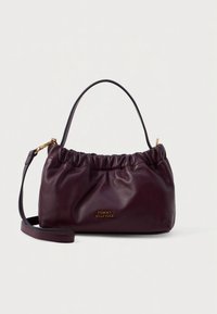 Mala de ombro em couro bordô escuro com borda superior franzida, alça destacável e logótipo dourado da Tommy Hilfiger na frente.