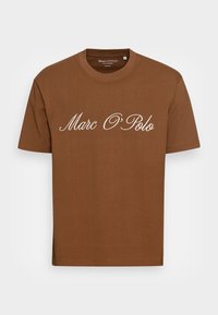 Camiseta de algodón marrón de manga corta con "Marc O’Polo" en letras cursivas blancas en el frente, cuello redondo y corte relajado.