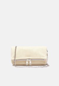 Porte-monnaie en suédine beige avec une bandoulière en chaîne argentée, doté d'une fermeture éclair et de deux accents en métal argenté. Texture lisse avec un design minimaliste.