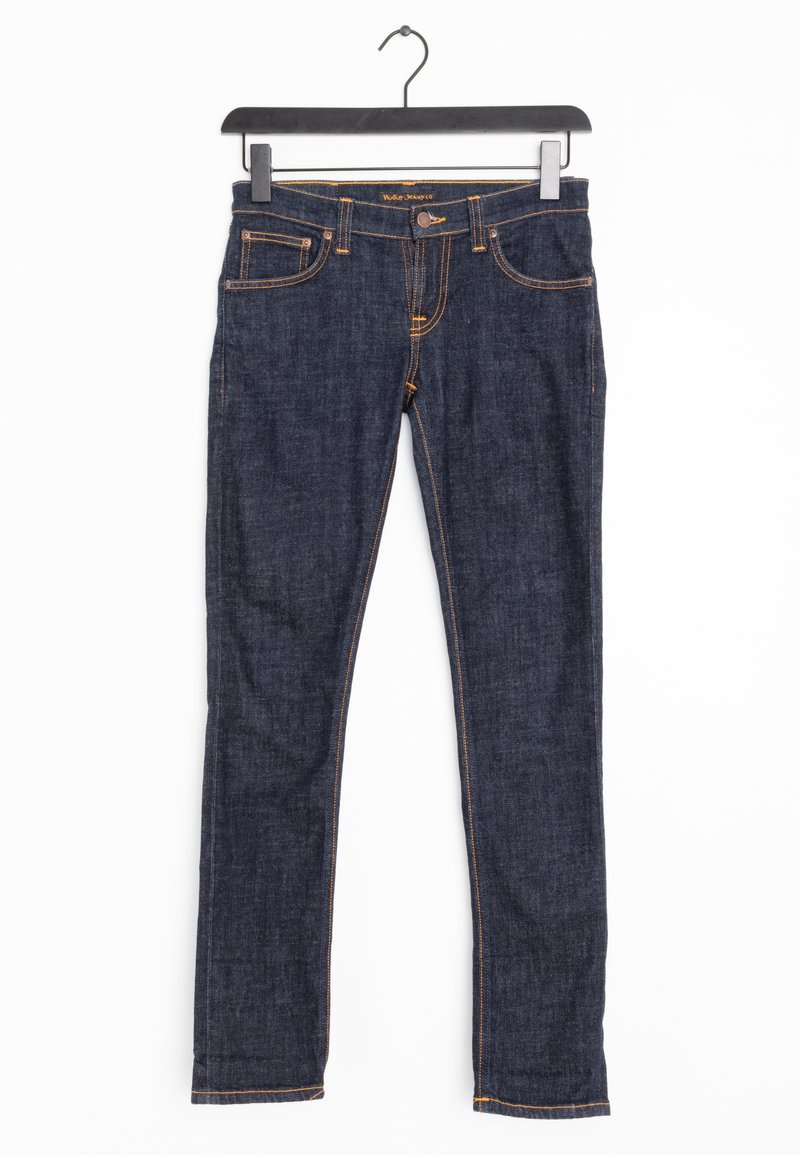 Mörkblå denimjeans i slim fit, med orange sömmar, fem fickor och bälteshank vid midjan, hängande på en svart galge.