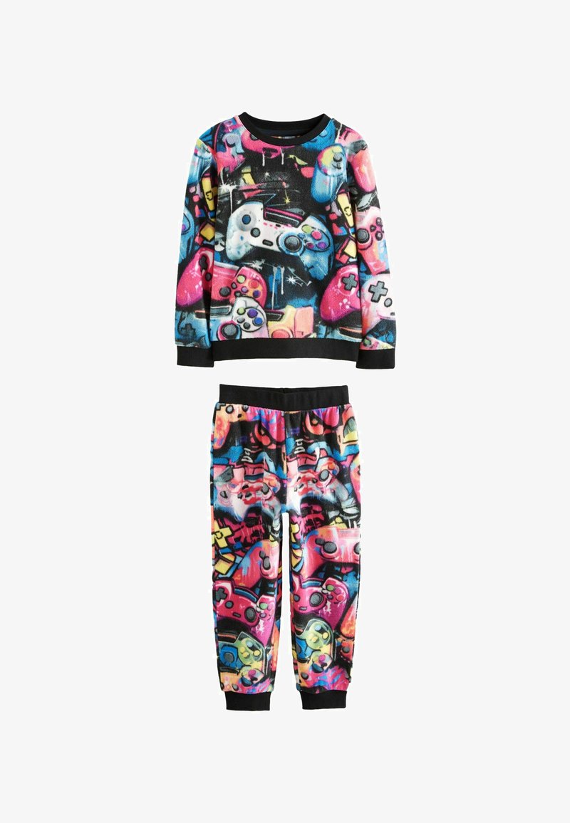 Ensemble de pyjama en polaire avec un design graphique multicolore de manettes de jeux vidéo ; accents noirs aux poignets et à la taille.