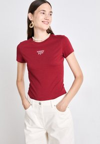 Tommy Jeans SLIM ESSENTIAL LOGO TEE - Βασικό μπλουζάκι - regatta red