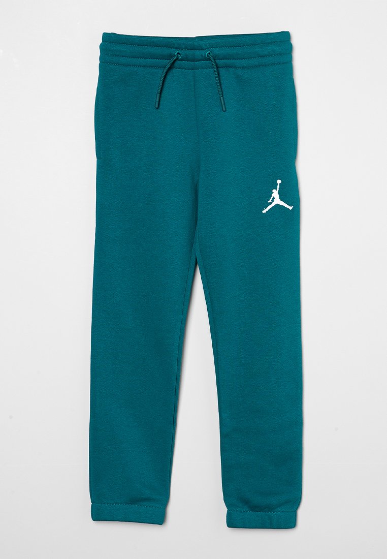 Jasnoniebieskie dresy wykonane z miękkiego materiału, z elastycznym pasem w talii ze sznurkiem oraz białym logo Jumpman na lewej udzie.