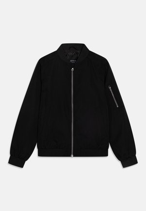 Veste bomber noire en tissu léger, avec une fermeture éclair à l'avant, des poignets côtes et une poche zippée sur la manche gauche. Texture lisse.