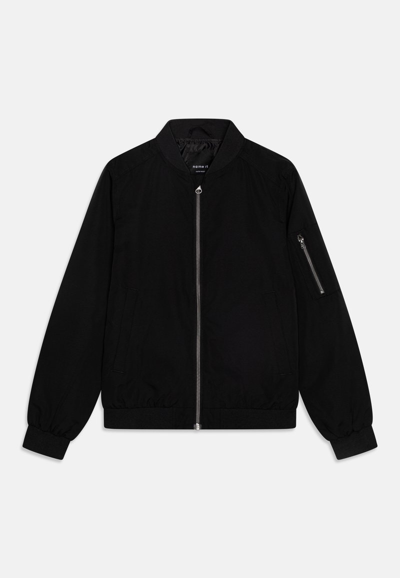 Veste bomber noire en tissu léger, avec une fermeture éclair à l'avant, des poignets côtes et une poche zippée sur la manche gauche. Texture lisse.