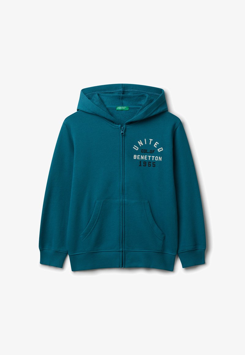 Felpa con zip di colore teal, dotata di tasca frontale, con la scritta "UNITED COL. OF BENETTON 1965" stampata sul petto in colori a contrasto. Tessuto in morbido misto cotone.