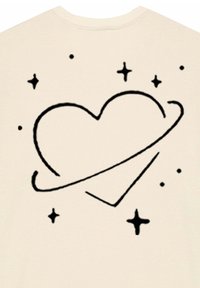 T-shirt couleur crème avec un design de cœur noir entouré d'un mince anneau, avec de petites étoiles et des points entourant le graphique.