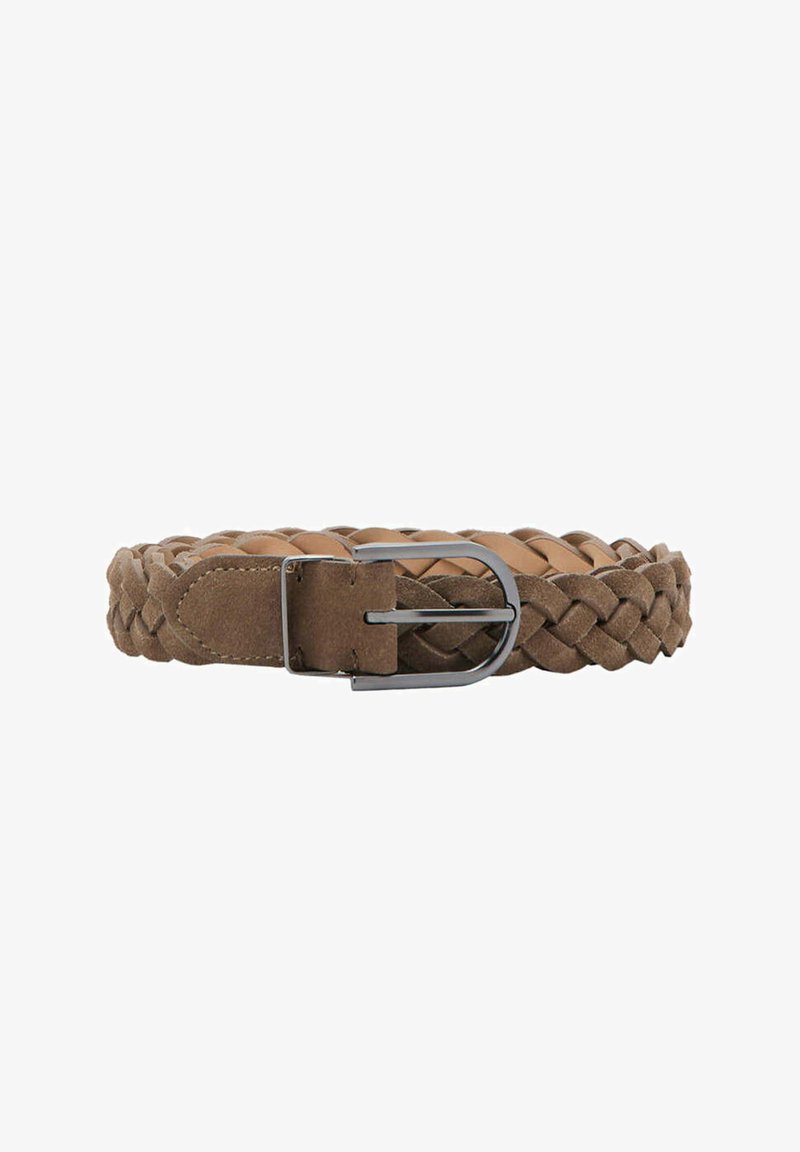 Ceinture en cuir tressée marron avec boucle en métal argenté posée à plat sur un fond blanc, montrant la texture tissée et le détail des coutures.
