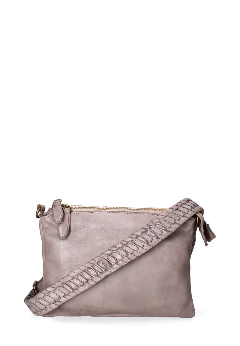 Borsa a tracolla in pelle di un grigio morbido, con una tracolla intrecciata e testurizzata e chiusura con zip. Superficie liscia con una leggera lucentezza.