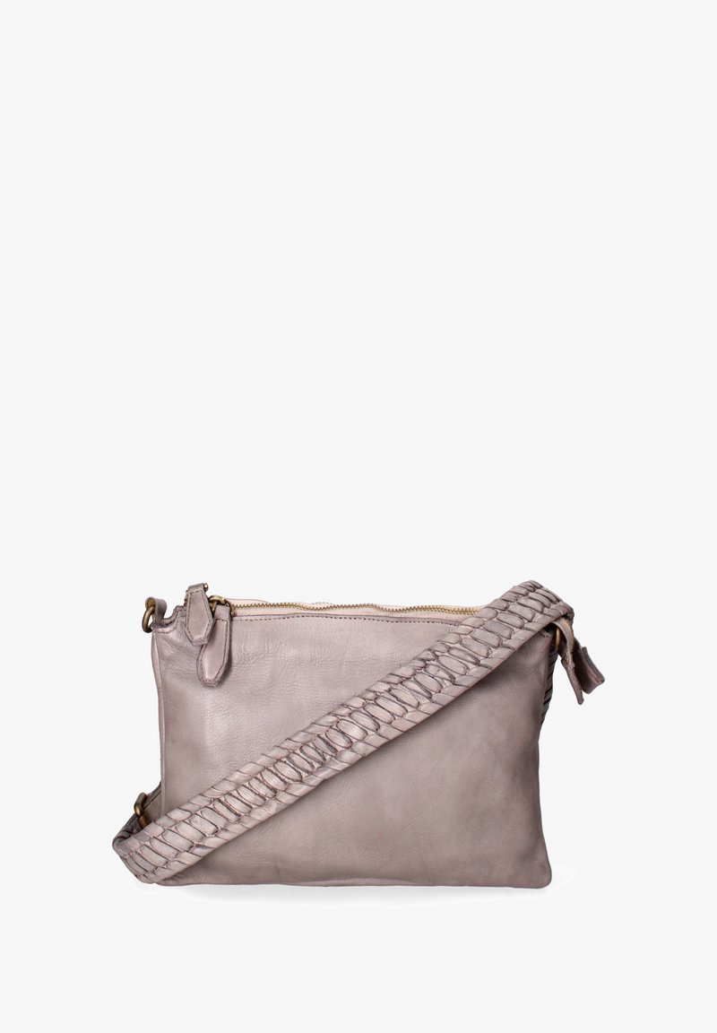 Borsa a tracolla in pelle di un grigio morbido, con una tracolla intrecciata e testurizzata e chiusura con zip. Superficie liscia con una leggera lucentezza.
