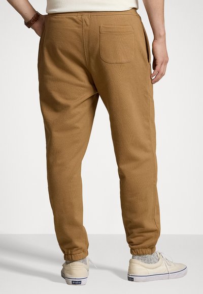 Polo Ralph Lauren RELAXED FIT LOGO FLEECE TRACKSUIT BOTTOM - Tracksuit bottoms - rustic tan