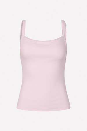 Svetloružový rebrovaný tielko s tenkými ramienkami, má priliehavý strih a hladkú textúru, vhodné na vrstvenie alebo na bežné nosenie.