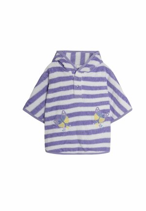 Poncho con capucha a rayas moradas y blancas, hecho de material suave. Presenta mariposas bordadas decorativas en la parte delantera.