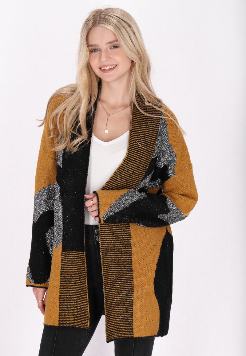 Cardigan aperto lavorato a maglia in senape, nero e grigio. Presenta una combinazione di schemi testurizzati e accenti a coste. Maniche lunghe.