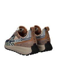 Een paar multicolor suède en mesh sneakers met dikke beige zolen, zwarte loopzool en trekbanden met merktekst aan de achterkant.