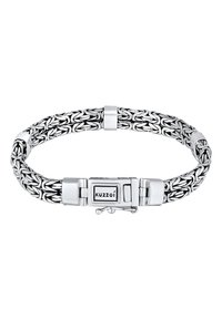 Silverfärgad flätad armband med en polerad yta, rektangulär lås med ingraverad "Kuzzoï," och släta, rundade kanter.