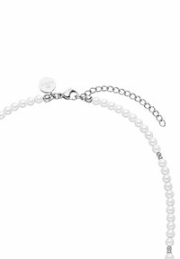 Weißes Perlen-Neklace mit silbernem Zubehör, ausgestattet mit einem Karabinerhaken und einer verstellbaren Kette zur Längenanpassung.