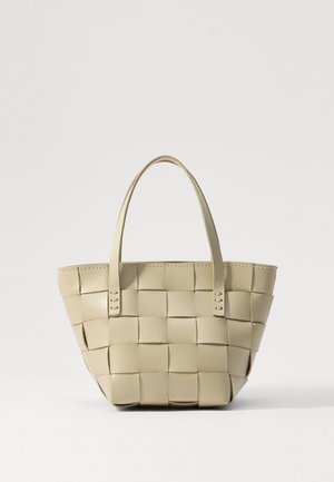 Beige geflochtene Leder-Tote-Bag mit zwei kurzen Griffen, rechteckiger Form und strukturiertem Muster. Keine sichtbaren Metallteile.