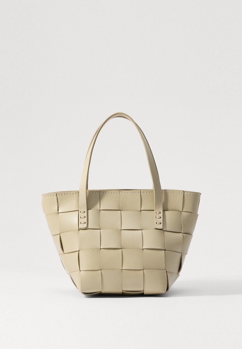 Bežīga austa ādas rokassoma ar divām īsām rokturiem, ar taisnstūra formu un strukturētu rakstu. Nav redzami nekādi mehānismi.