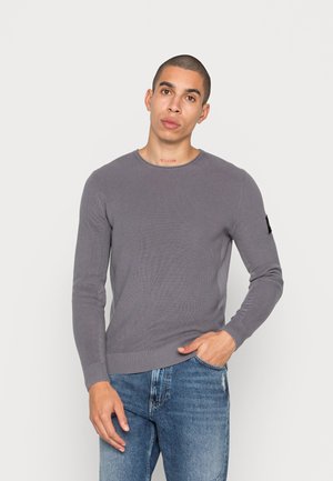 MONOGRAM BADGE - Jumper - fossil grey