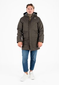 Parka isolata verde oliva con cappuccio, dotata di due tasche anteriori, chiusura con zip e logo ricamato sul petto.