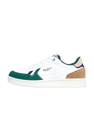 Sneaker blanc avec capuchon en suède vert, accents bleus marine et détail de talon beige. Présente un avant lacé et une semelle en caoutchouc texturée.