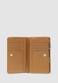 Tan leren portemonnee met een gladde textuur, met meerdere kaartsleuven, een drukknoopsluiting en een zilveren metaalaccent.