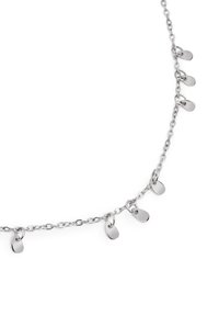 Collana in argento caratterizzata da un design a maglie ovali con piccoli pendenti a forma di etichetta piatta che pendono a intervalli lungo tutta la lunghezza.