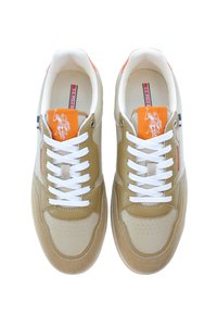 Sneaker beige con lacci bianchi, pannelli testurizzati beige e nocciola, con un accento arancione sulla linguetta e dettagli del logo ricamati.