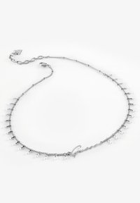 Collier chaîne en argent avec des accents pendants et un logo décoratif « Guess ». Le design comprend de petites perles blanches le long de la chaîne.