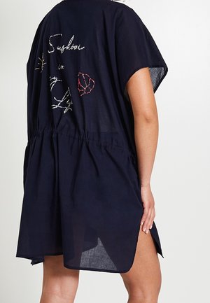 Vestido azul marino con mangas cortas y abertura lateral, con texto bordado multicolor y diseños en la espalda.
