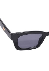 Zwarte zonnebril met rechthoekige frames, getinte glazen en een glanzende textuur. Heeft een kleine gouden accent op de arm.