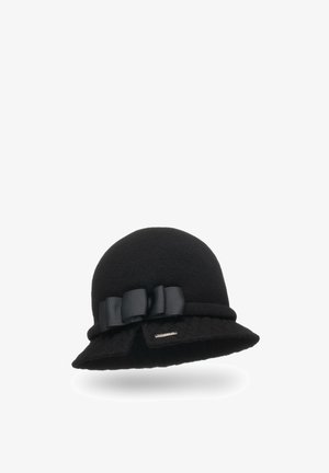 Cappello cloche in lana nera con corona arrotondata, ampia visiera, accentuato da un fiocco in satin e una piccola spilla decorativa di lato. Texture morbida.
