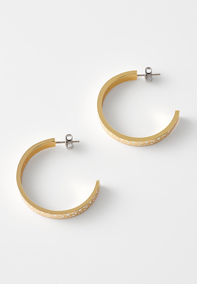 Pendientes de aro de oro con un diseño curvado, que presentan un patrón geométrico a lo largo del borde y un soporte de plata para un cierre seguro.