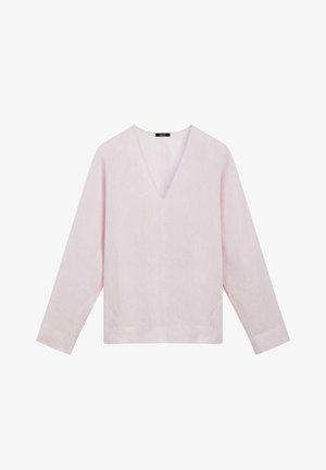 Lichtroze blouse met lange mouwen, V-hals en eenvoudige manchetten, plat gelegd tegen een witte achtergrond.