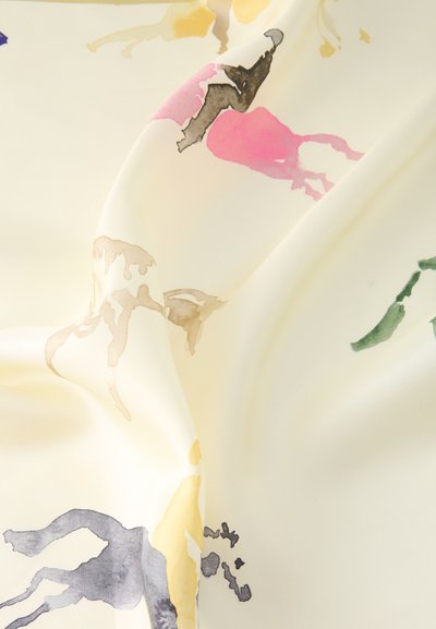 Ύφασμα κρεμ με πολύχρωμα αφηρημένα ανθρώπινα και ζωικά σχήματα σε απαλό στυλ υδατογραφίας, παρουσιάζονται με ήπιες πτυχώσεις και πέπλα.