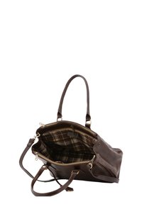 Bruine leren tote bag met twee handvatten. Interieur heeft een ruitpatroon. Goudkleurige rits en hardware accenten zijn zichtbaar.