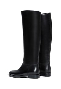 Bottes en cuir noir jusqu'au genou avec une texture lisse, bout rond et petit talon carré. Design élégant avec des détails de couture minimaux.