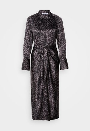 Robe portefeuille à imprimé léopard dans des tons gris foncé, avec des manches longues, un devant boutonné et une taille ceinturée. Fabriquée en tissu lisse et brillant.