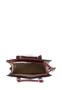 Sac fourre-tout en cuir bordeaux avec quincaillerie dorée, fermeture éclair, doubles poignées et un intérieur spacieux en beige avec une texture doublée.