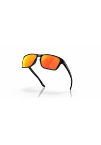 Occhiali da sole neri con montatura rettangolare e lenti arancioni specchiate. La montatura è elegante con tempietti curvi, caratterizzati da un piccolo dettaglio con logo rosso.