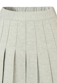 Lichtgrijze plooibroek met een elastische tailleband, gemaakt van zachte, gemêleerde stof.