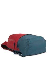 Mochila con parte superior roja y sección inferior en azul verdoso, hecha de un tejido duradero. Cuenta con un bolsillo con cremallera y correas de hombro ajustables.