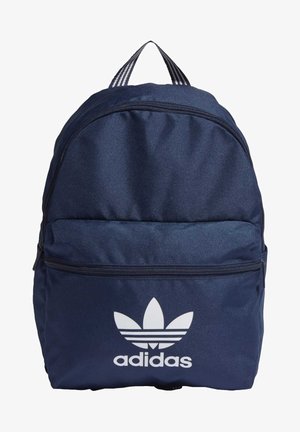 Zaino blu navy realizzato in tessuto texturato, con un logo Adidas bianco e una tasca anteriore con zip dotata di strisce orizzontali sui manici.