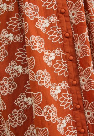 Love & Roses, CONTRAST BRODERIE MIDI SHIRT DRESS - Skjortekjole - rust brown