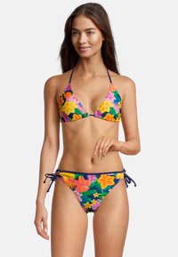 Ensemble de bikini floral avec un haut triangulaire orné de fleurs roses et jaunes sur un fond sombre, et bas à nouer sur les côtés avec un motif similaire.