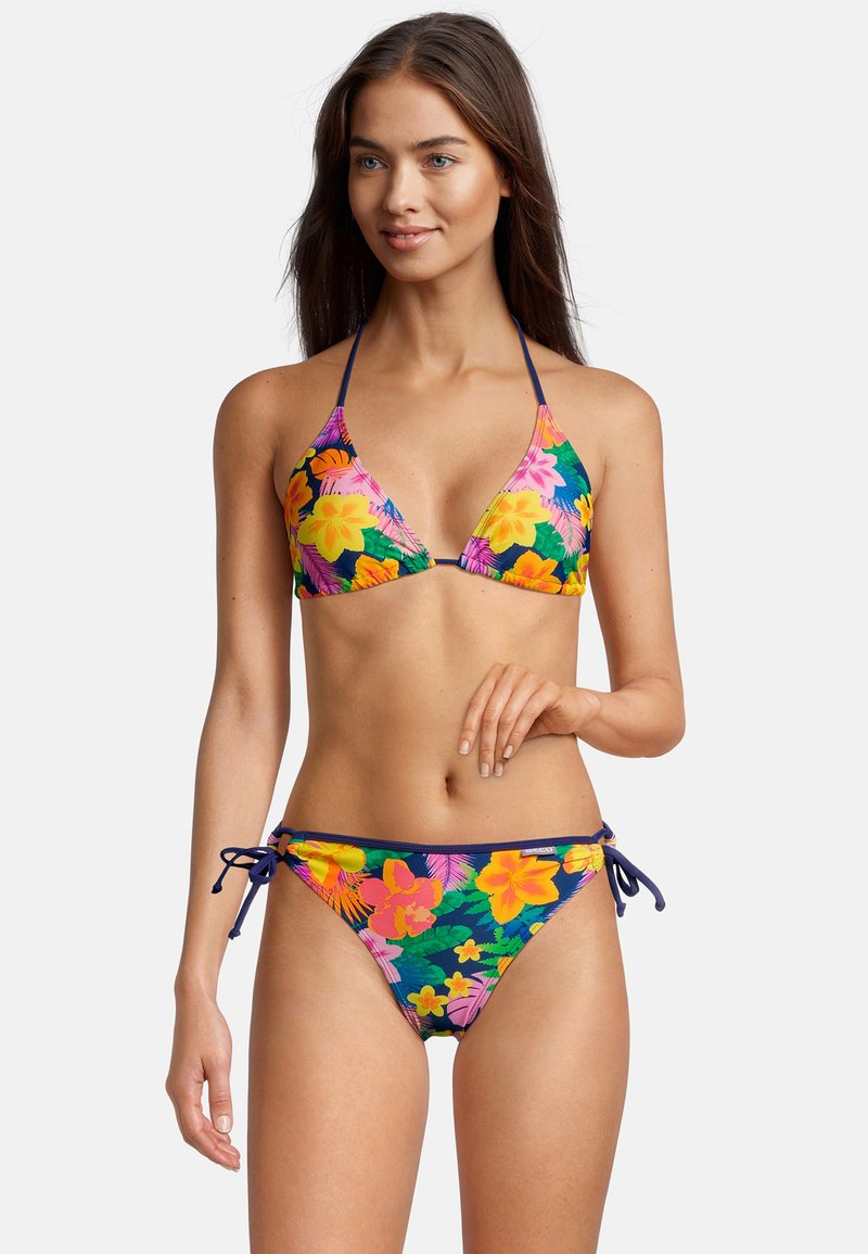 Ensemble de bikini floral avec un haut triangulaire orné de fleurs roses et jaunes sur un fond sombre, et bas à nouer sur les côtés avec un motif similaire.