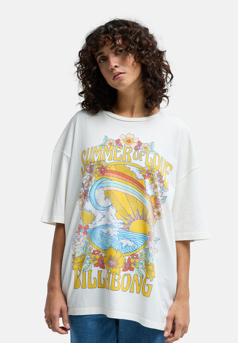 Λευκό υπερμεγέθες t-shirt με πολύχρωμο σχέδιο "Καλοκαίρι της Αγάπης" που απεικονίζει λουλούδια, κύματα και ήλιο. Μαλακό ύφασμα, κοντά μανίκια και άνετη εφαρμογή.